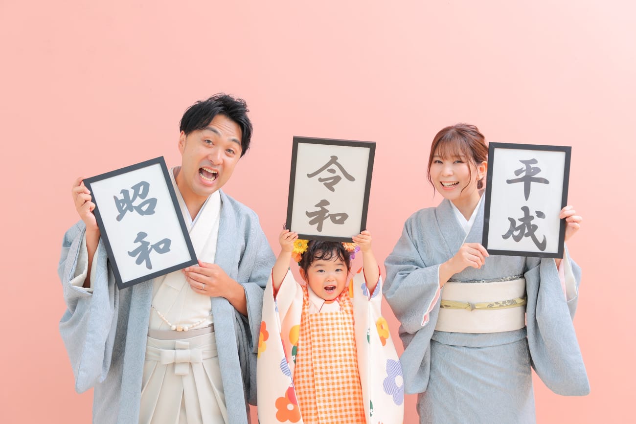 3歳女の子とママパパお揃い着物👘🧡