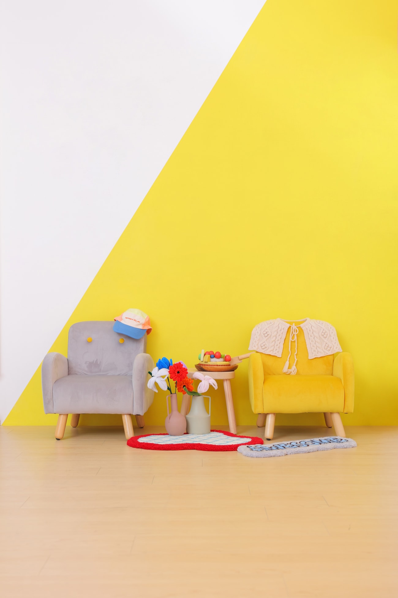 黄色と白が特徴的なバイカラーの壁