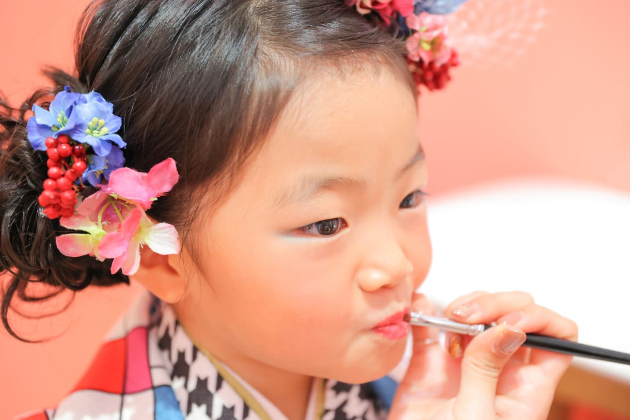 女の子は初めてのお化粧にドキドキ・・・♡