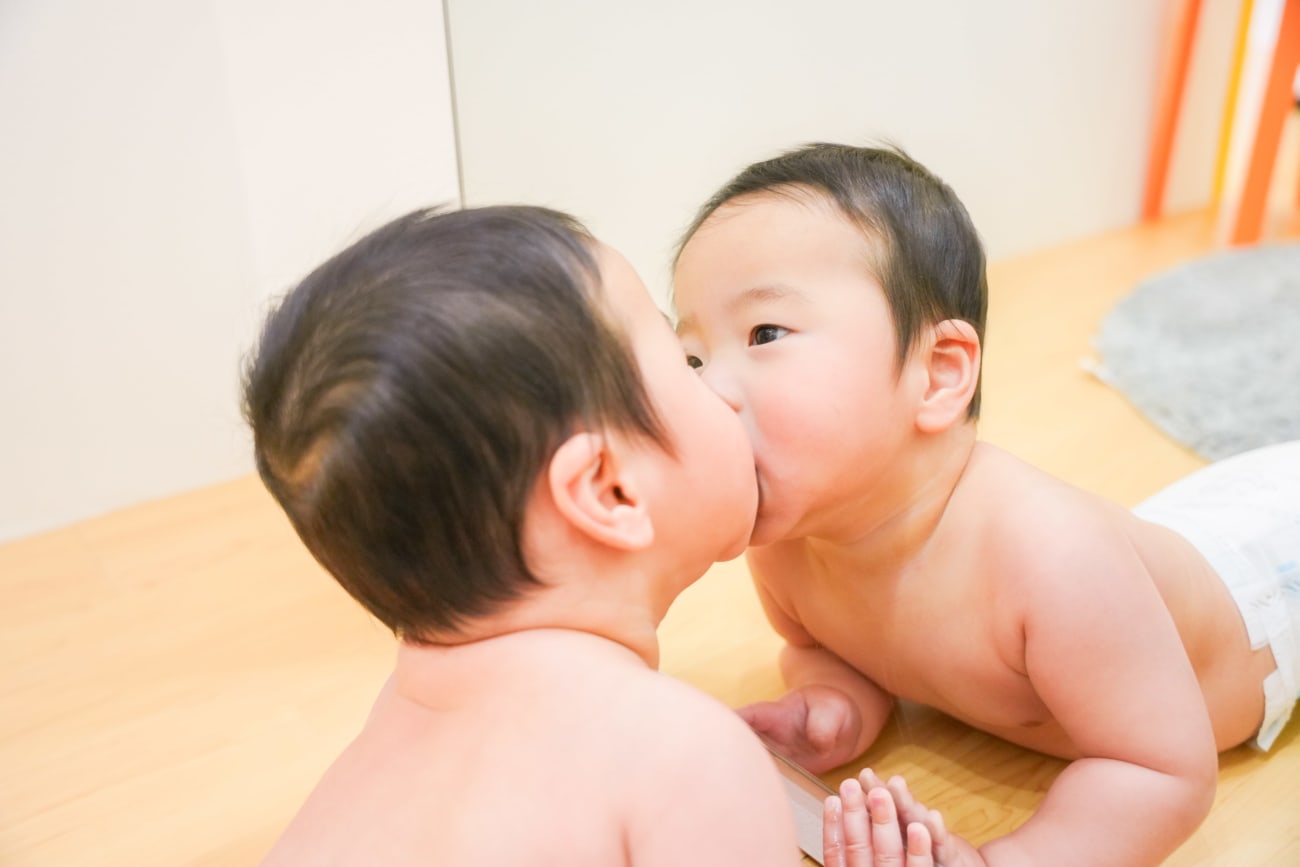 鏡と遊んでるオフショットも！