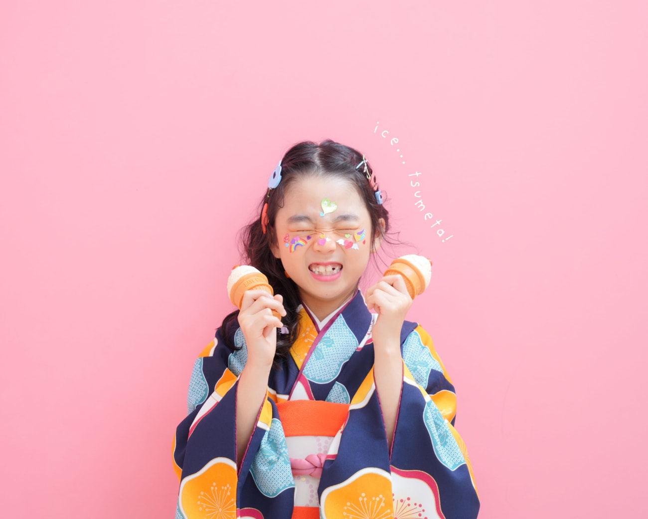 ピンクの背景で元気に🍨