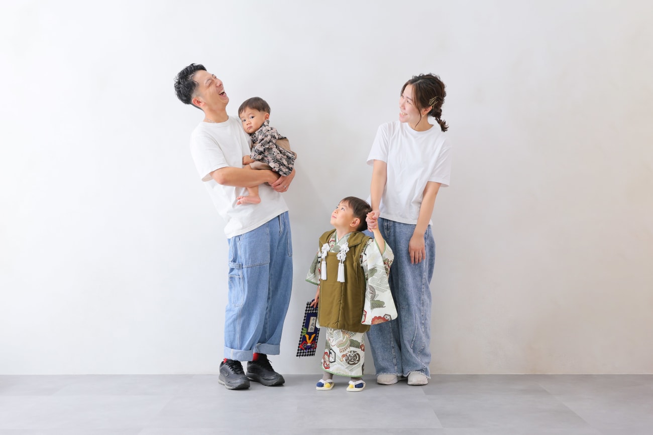 まずは定番の白壁で家族ショット👪