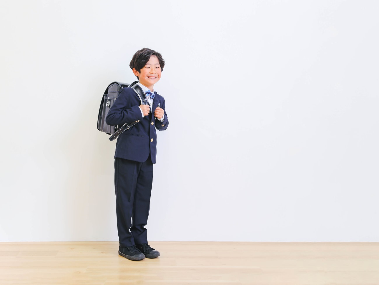 シンプルにランドセルを背負って