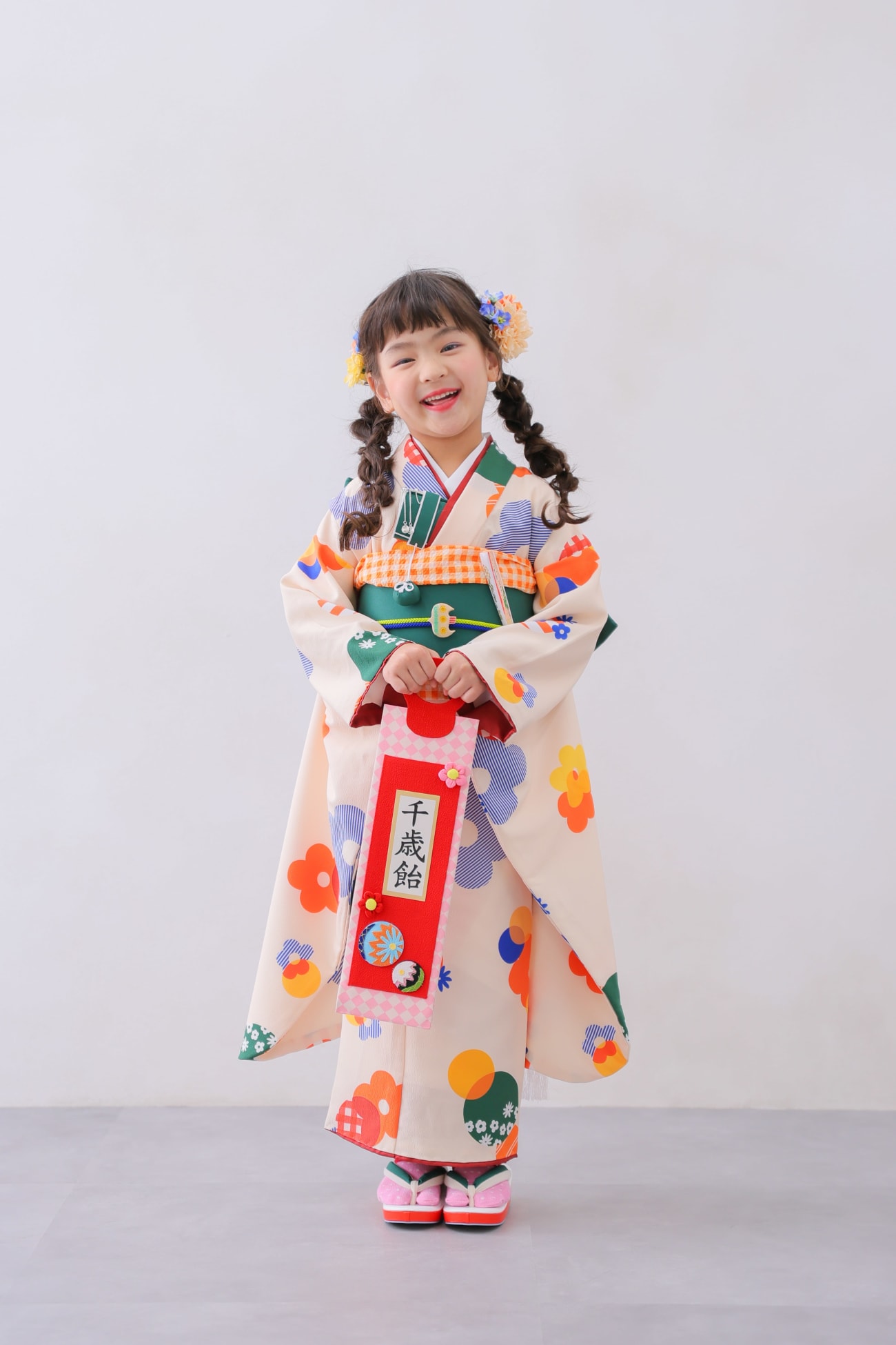 まずはお着物で定番の千歳飴からスタートです！