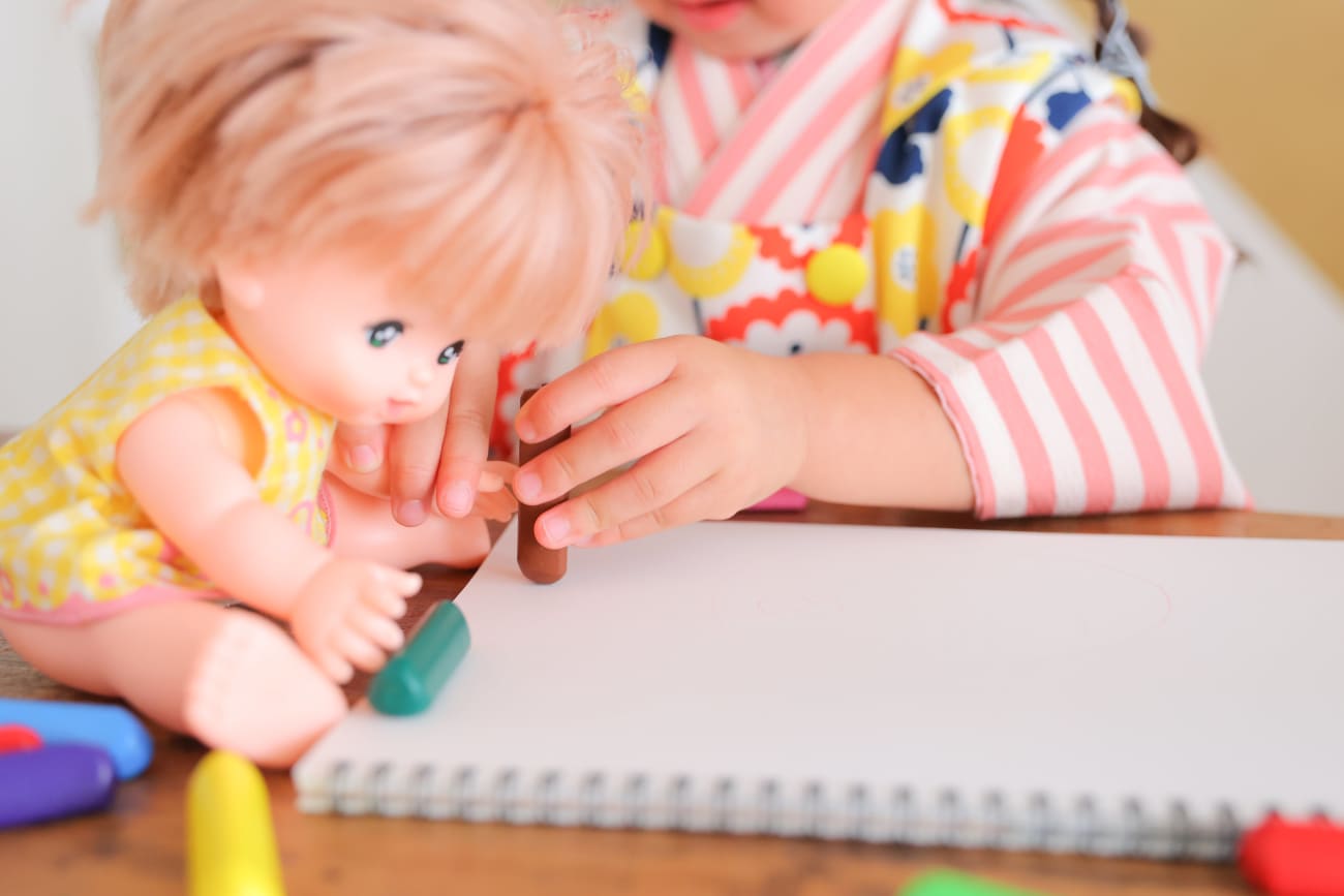 おともだちの”メルちゃん”と一緒にお絵かきタイム🖍