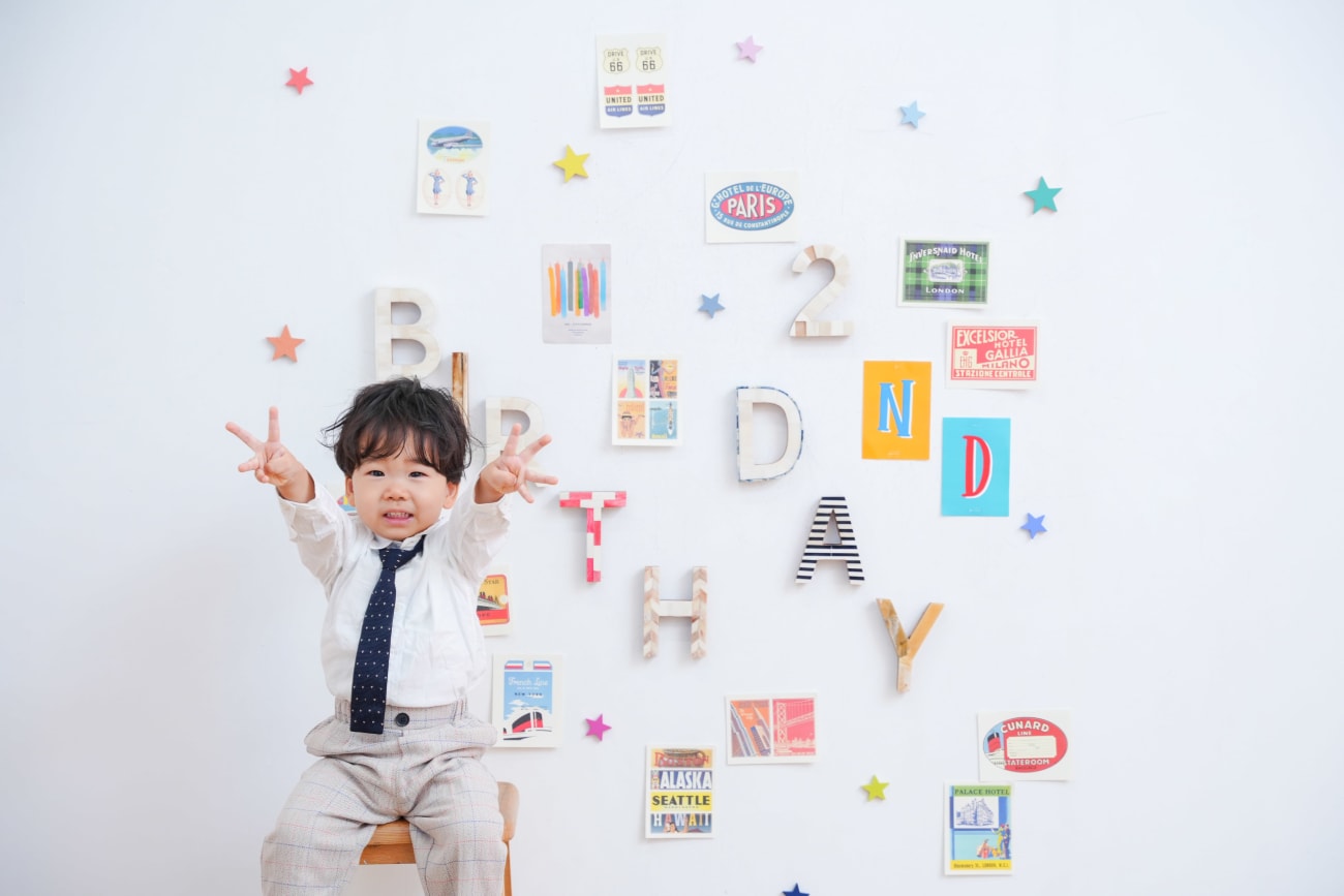 真っ白な壁にお誕生日の装飾をして♪