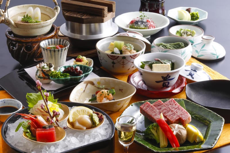 写真はお部屋での会席料理