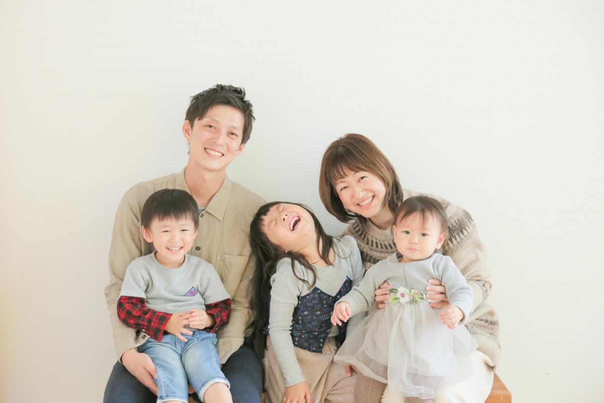 ファミリー　家族写真　カラフル　笑顔　フォトスタジオ　ハピスタ