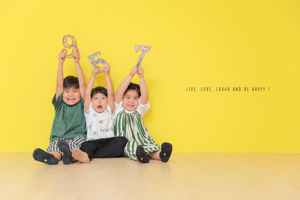 ファミリー　家族写真　男の子　カラフル　フォトスタジオ　ハピスタ