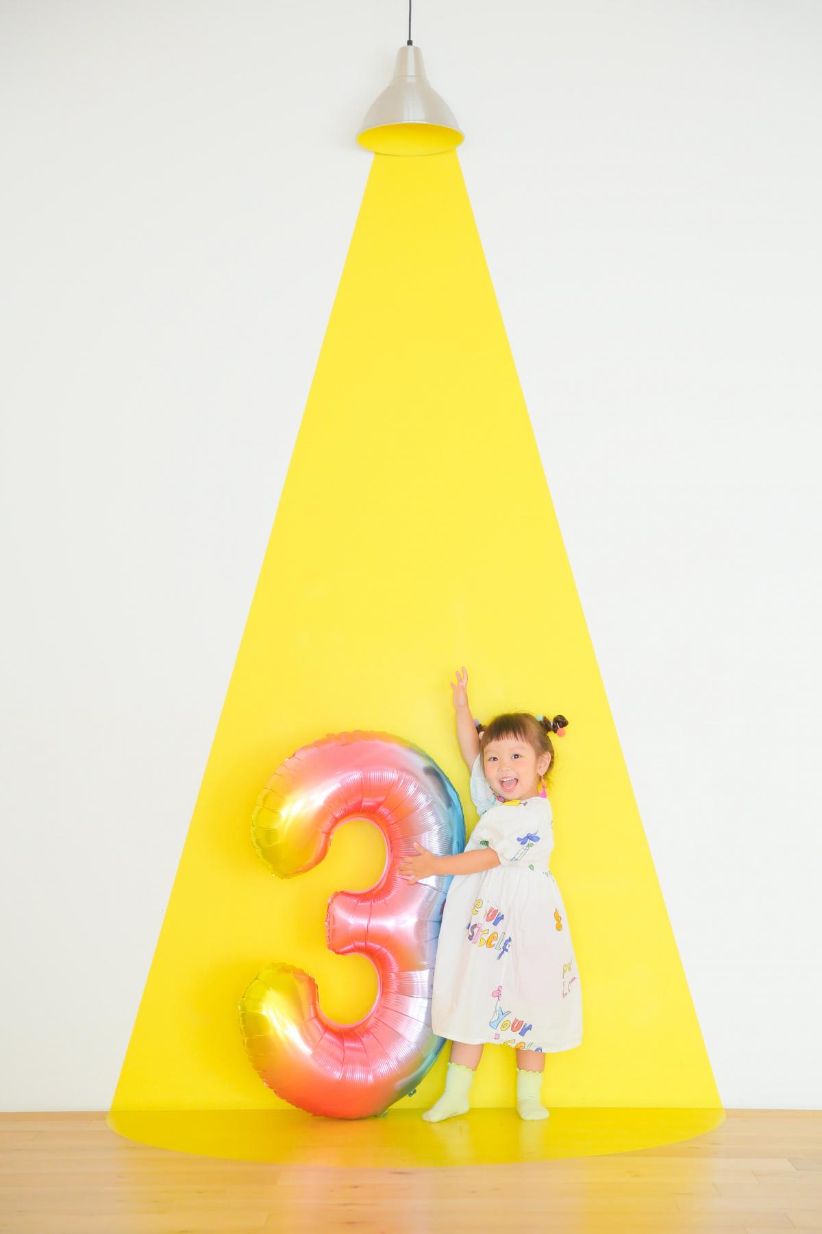 バースデー　お誕生日　３才女の子　スポットライト　キッズ写真　HAPISTA