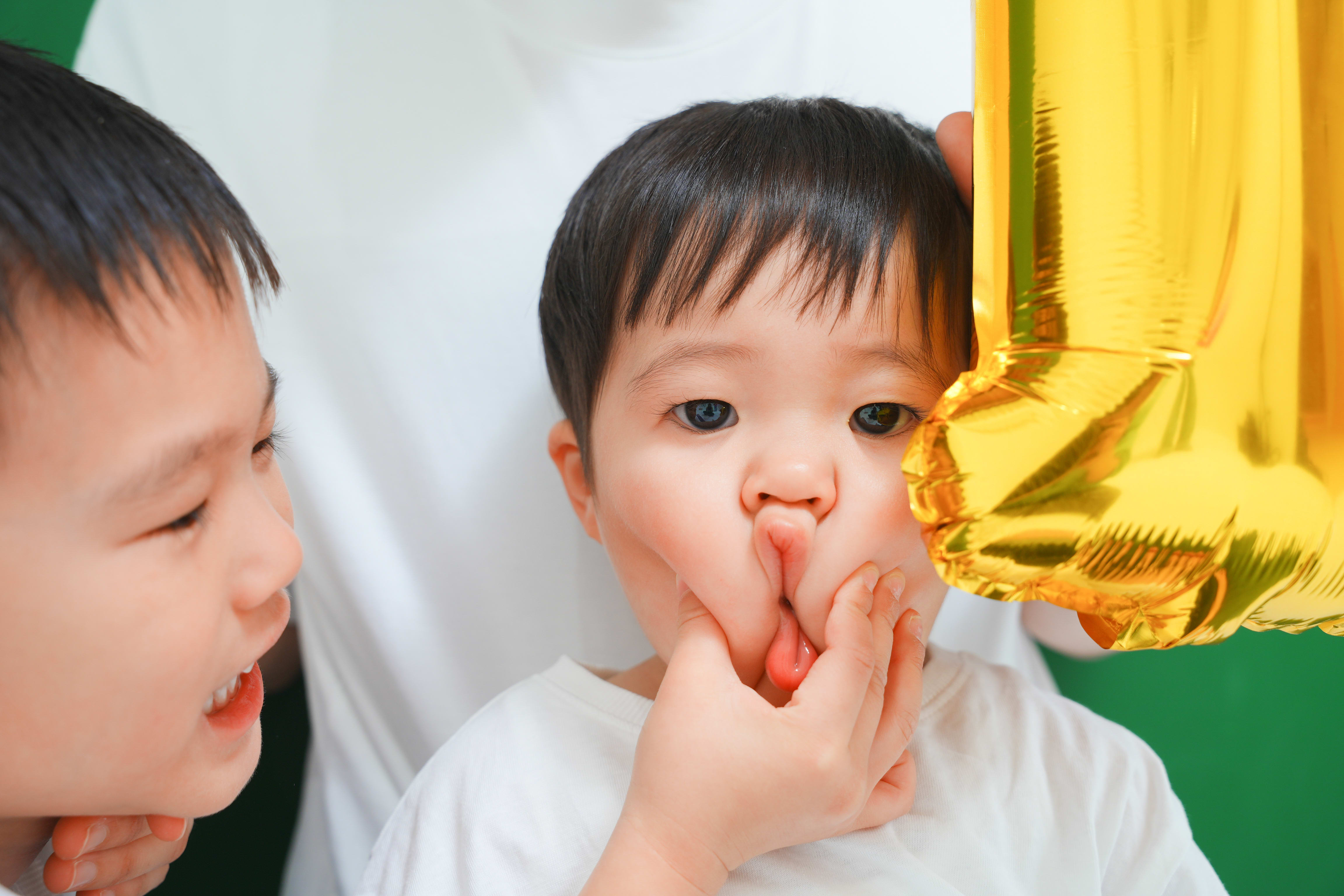 誕生日撮影　誕生日　バースデー　バースデー撮影　記念撮影　男の子　キッズフォトスタジオ　フォトスタジオ　大阪フォトスタジオ　堺市フォトスタジオ　兄弟　仲良し