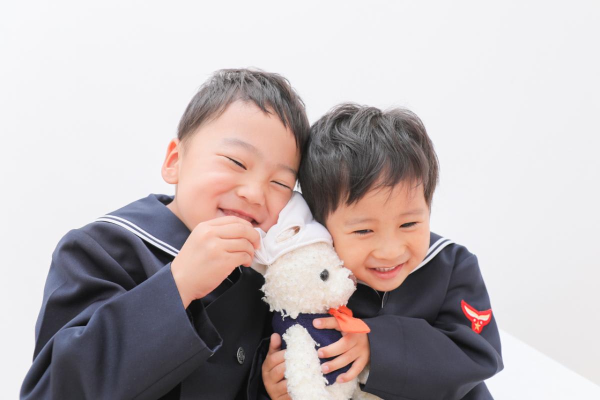 兄弟フォト　記念写真　カラフル　キッズフォトスタジオ　ハピスタ