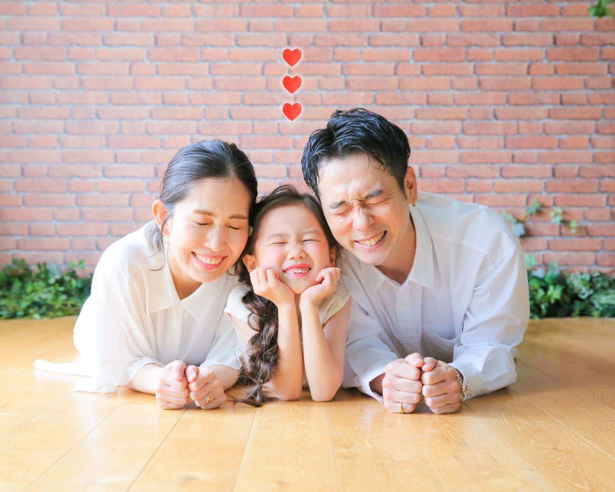 ファミリー　家族写真　カラフル　フォトスタジオ　ハピスタ