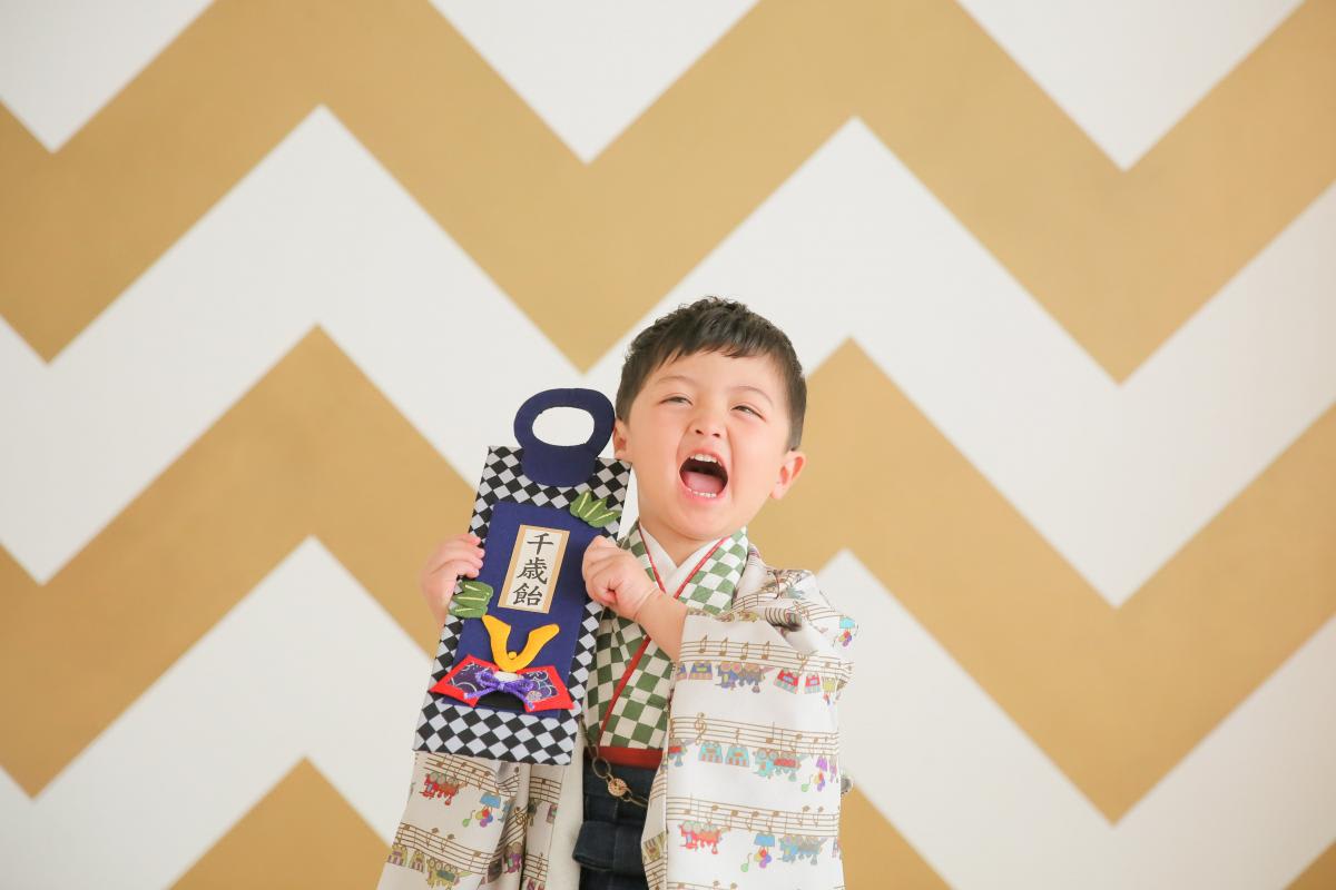 七五三　男の子　可愛い　カラフル　キッズフォトスタジオ　ハピスタ