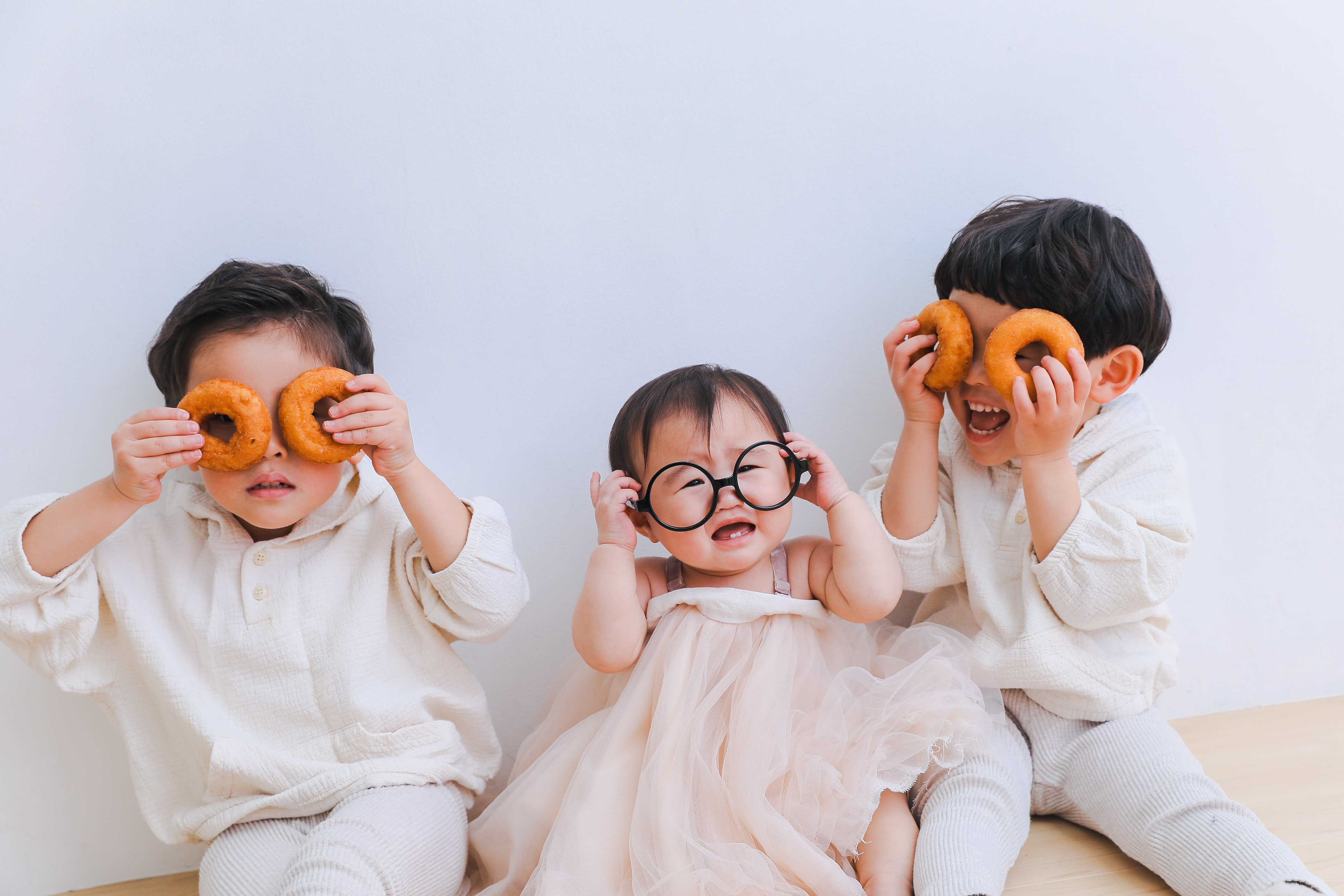きょうだい撮影　写真　カラフル　ドーナツ　フォトスタジオ　ハピスタ