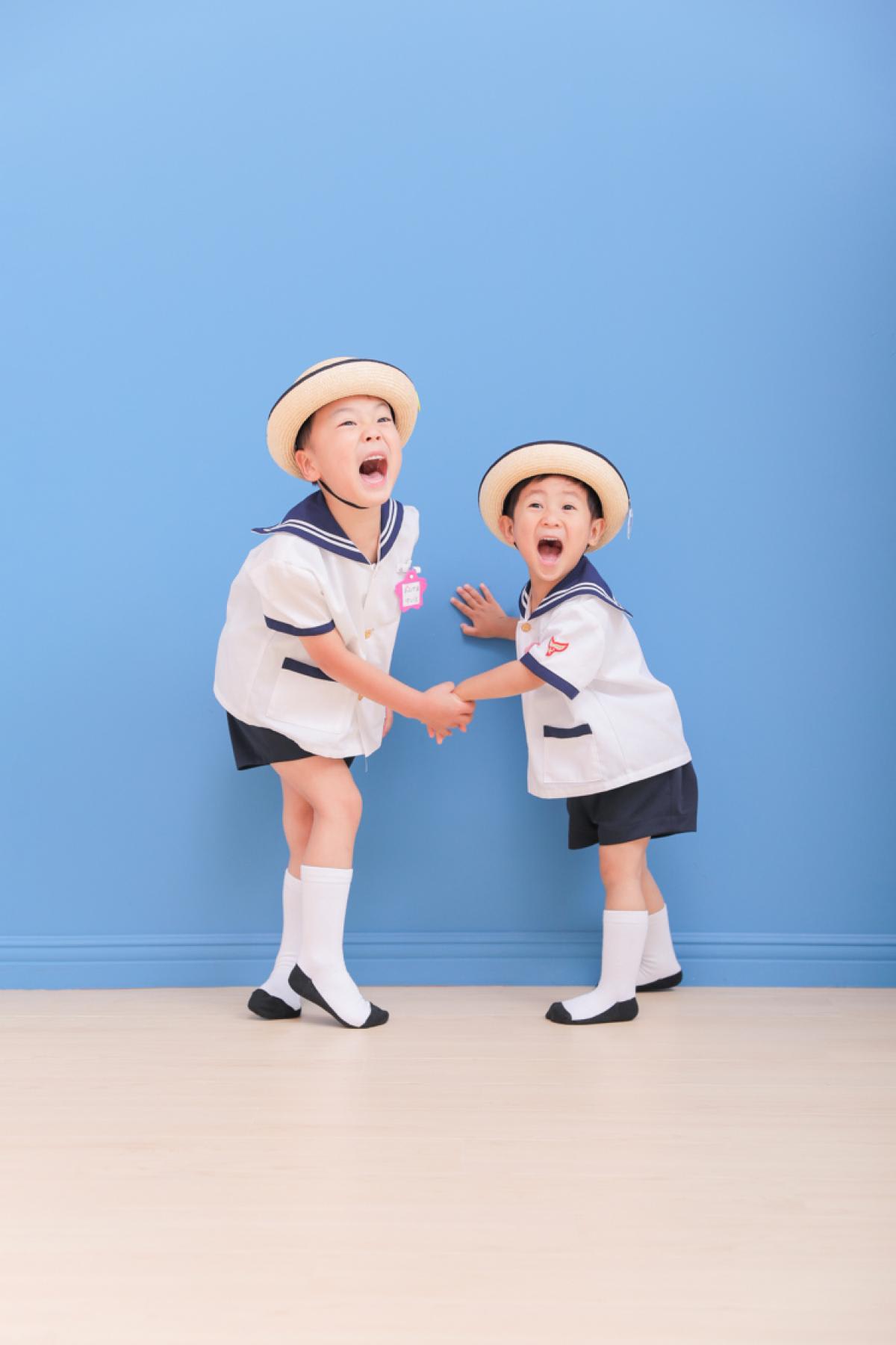 兄弟フォト　記念写真　カラフル　キッズフォトスタジオ　ハピスタ