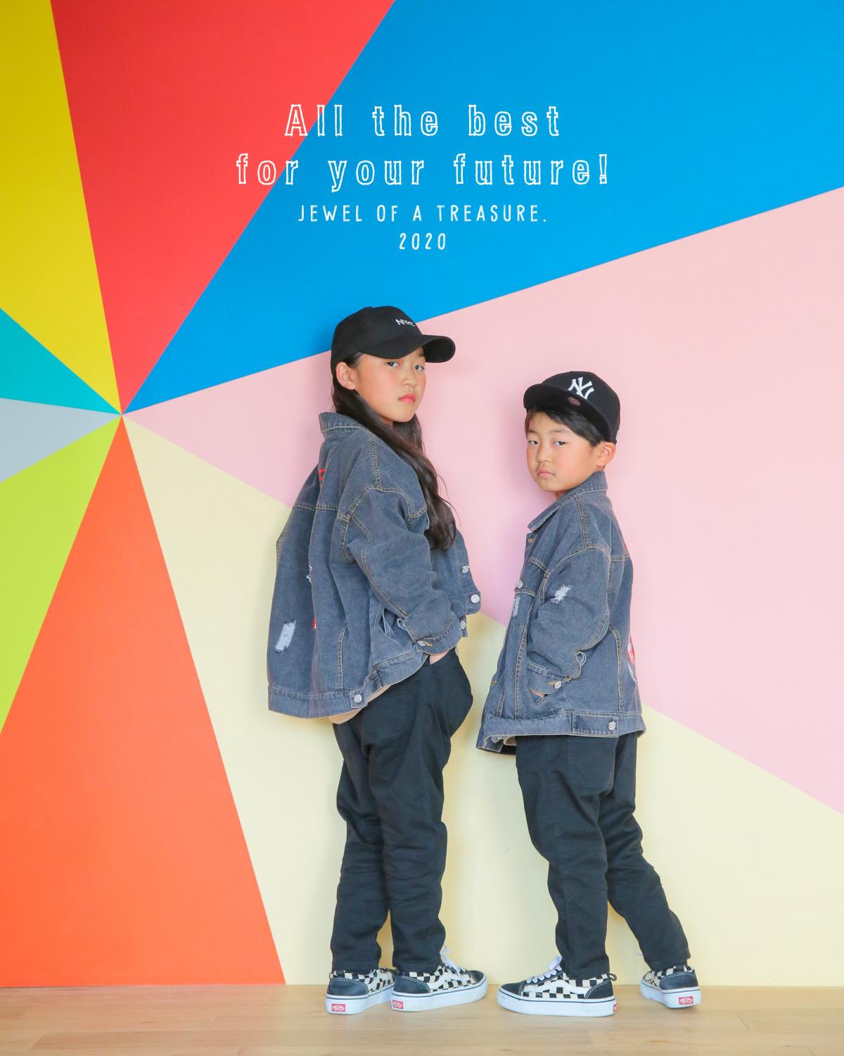 兄弟フォト　記念写真　カラフル　キッズフォトスタジオ　ハピスタ