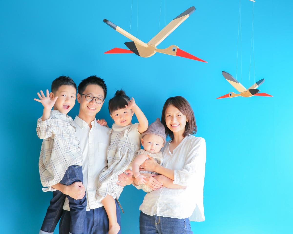 ファミリー　家族写真　笑顔　カラフル　フォトスタジオ　ハピスタ　笑顔