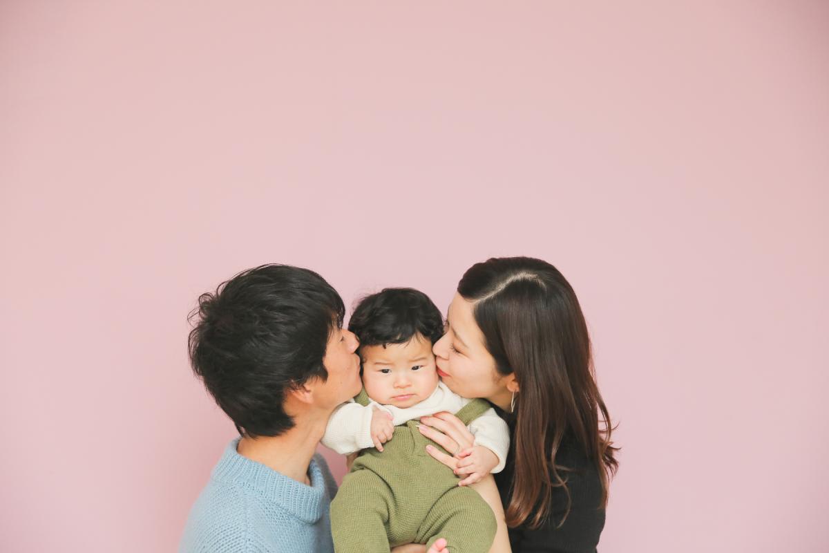 ファミリー　家族写真　パパ　ママ　赤ちゃん　フォトスタジオ　ハピスタ