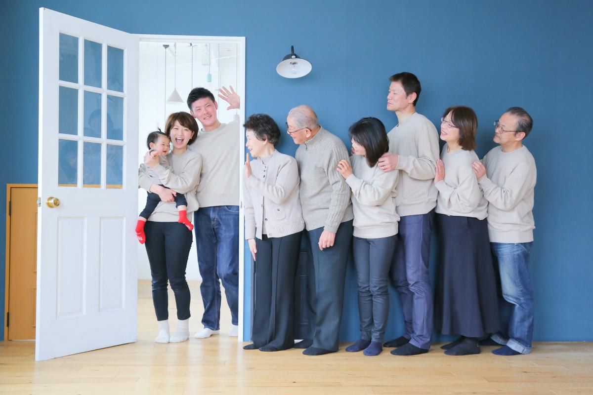 ファミリー　家族写真　カラフル　フォトスタジオ　ハピスタ