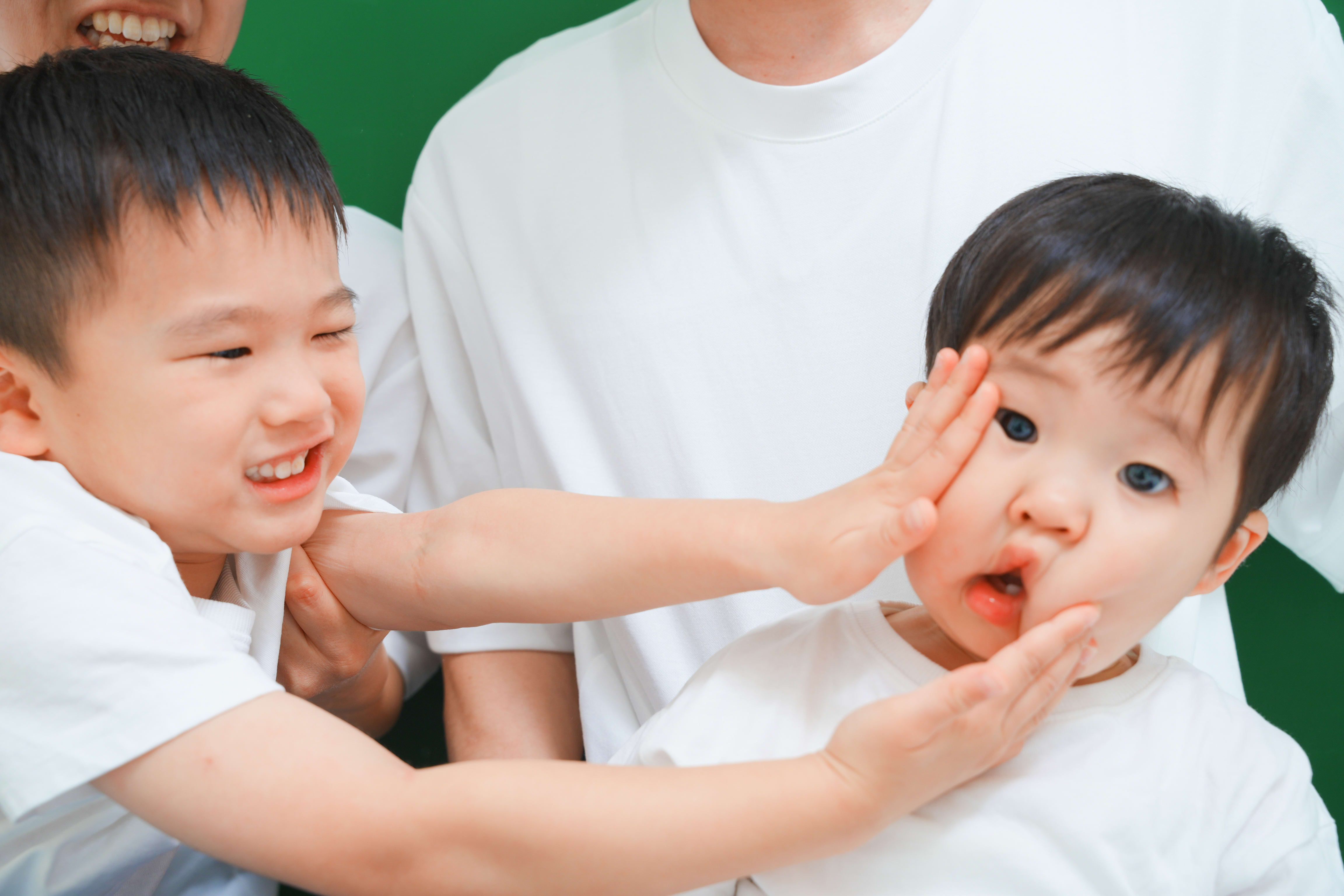 誕生日撮影　誕生日　バースデー　バースデー撮影　記念撮影　男の子　キッズフォトスタジオ　フォトスタジオ　大阪フォトスタジオ　堺市フォトスタジオ　兄弟　仲良し