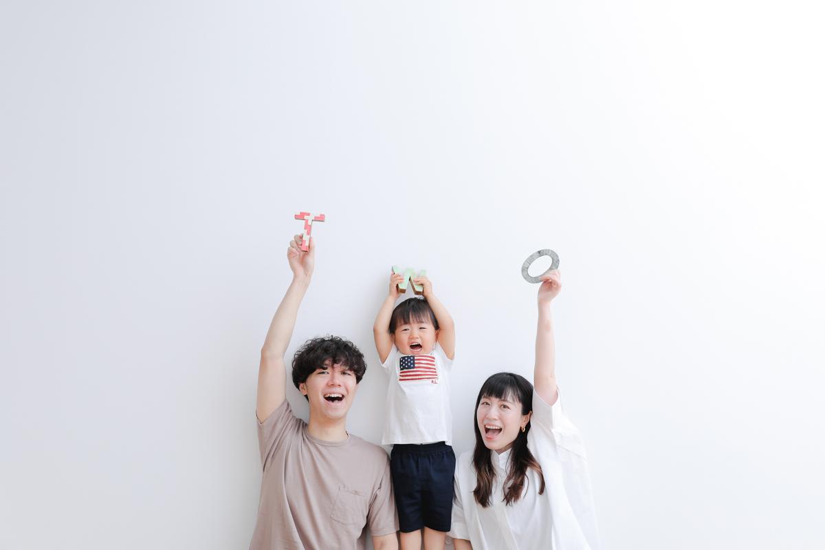 ファミリー　家族写真　カラフル　フォトスタジオ　ハピスタ