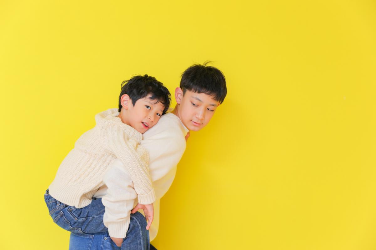 兄弟フォト　記念写真　カラフル　キッズフォトスタジオ　ハピスタ