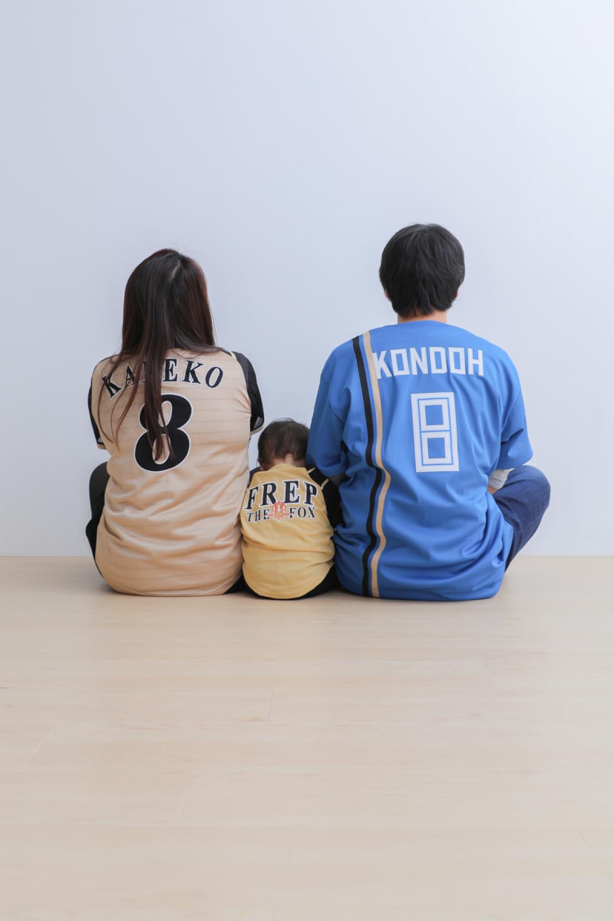 ファミリー　家族写真　カラフル　フォトスタジオ　ハピスタ