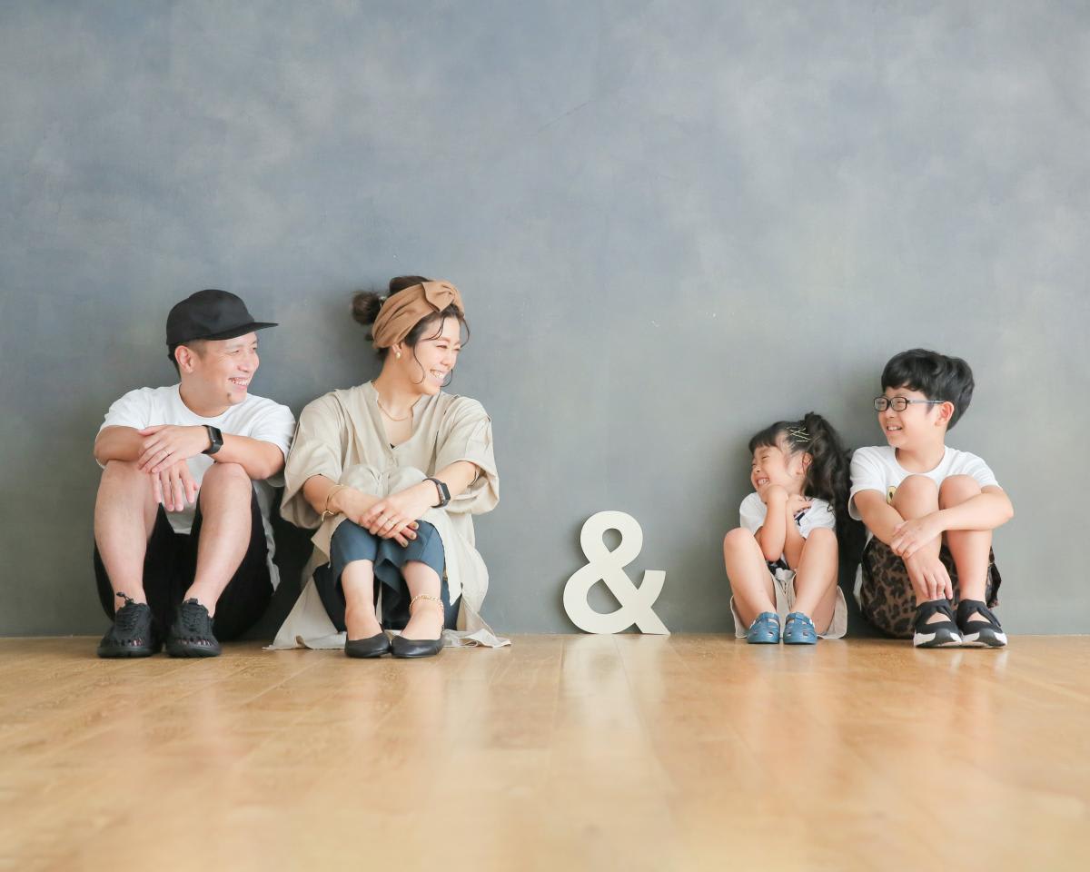 ファミリー　家族写真　カラフル　フォトスタジオ　ハピスタ