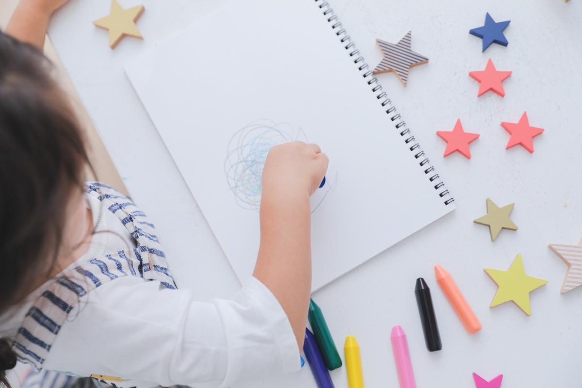 七五三　3歳女の子　お絵描き　可愛い　カラフル　キッズフォトスタジオ　ハピスタ