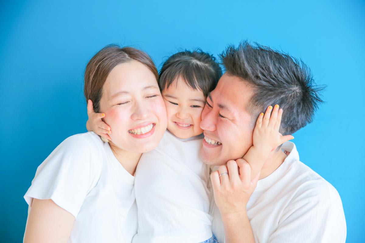 ファミリー　家族写真　カラフル　フォトスタジオ　ハピスタ