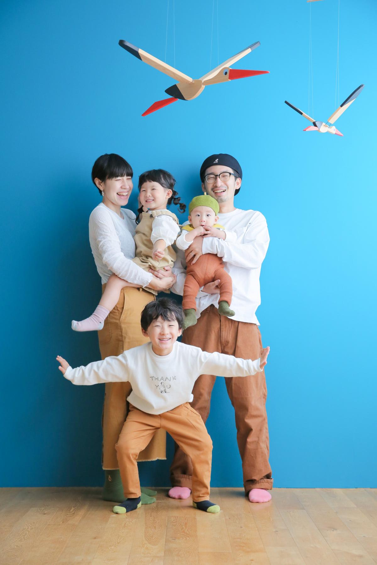 ファミリー　家族写真　カラフル　フォトスタジオ　ハピスタ