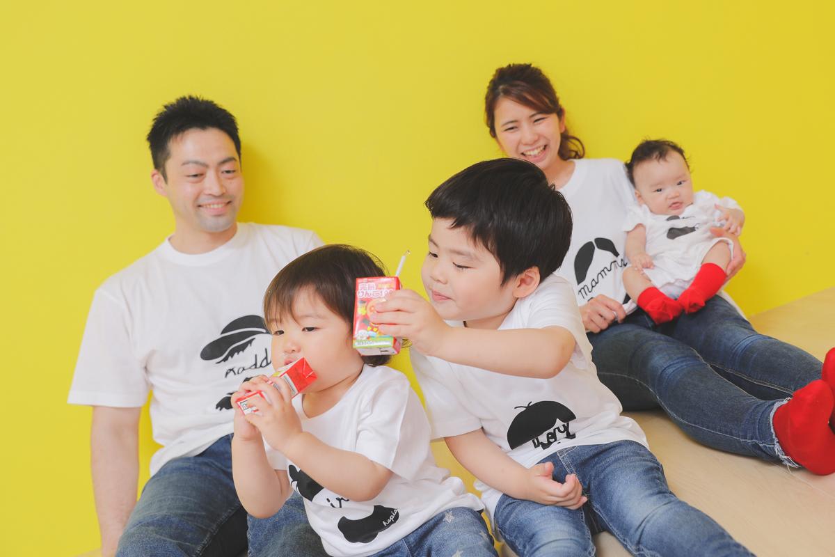 ファミリー　家族写真　カラフル　フォトスタジオ　ハピスタ