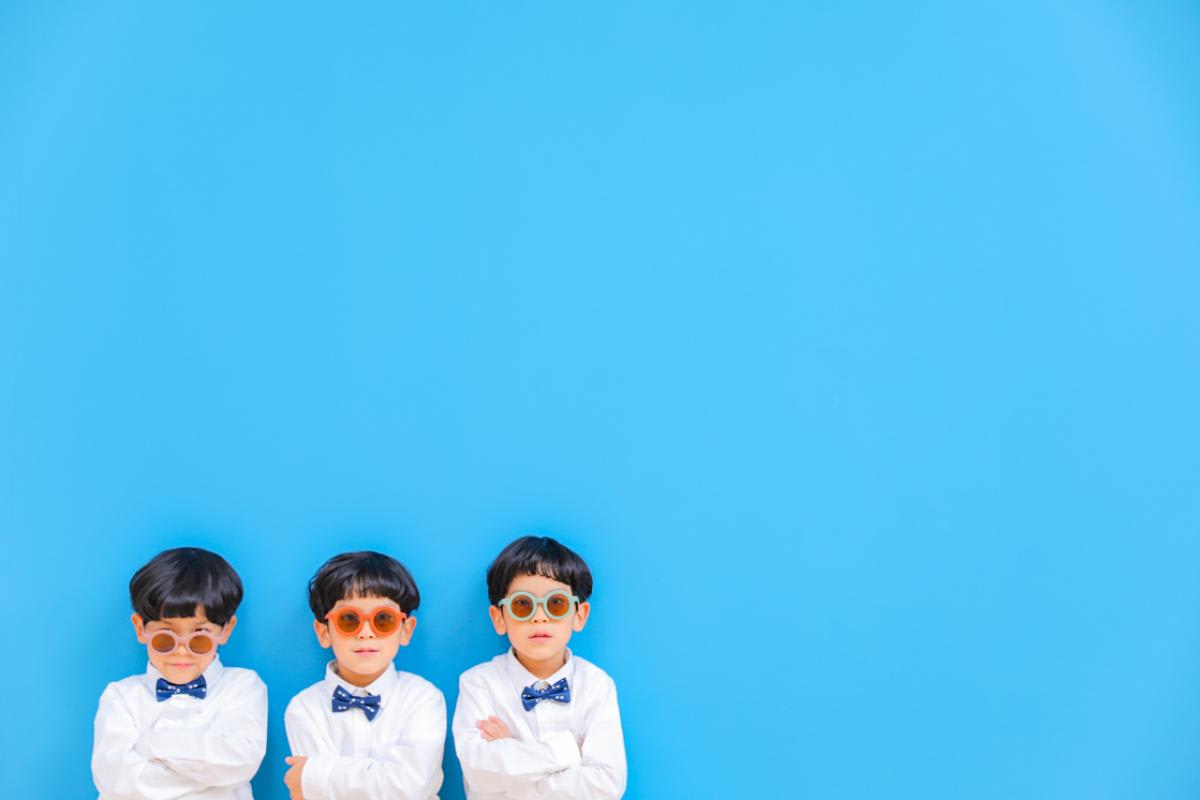 兄弟フォト　記念写真　カラフル　キッズフォトスタジオ　ハピスタ