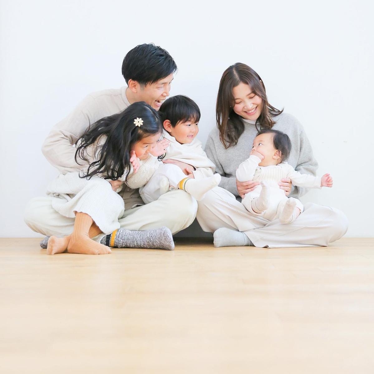 ファミリー　家族写真　女の子　男の子　赤ちゃん　フォトスタジオ　ハピスタ