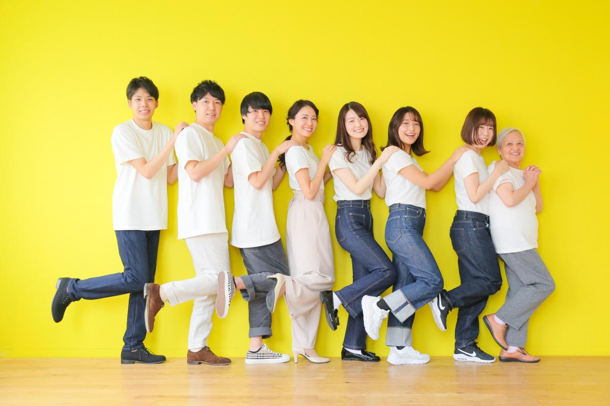 ファミリー　家族写真　カラフル　フォトスタジオ　ハピスタ