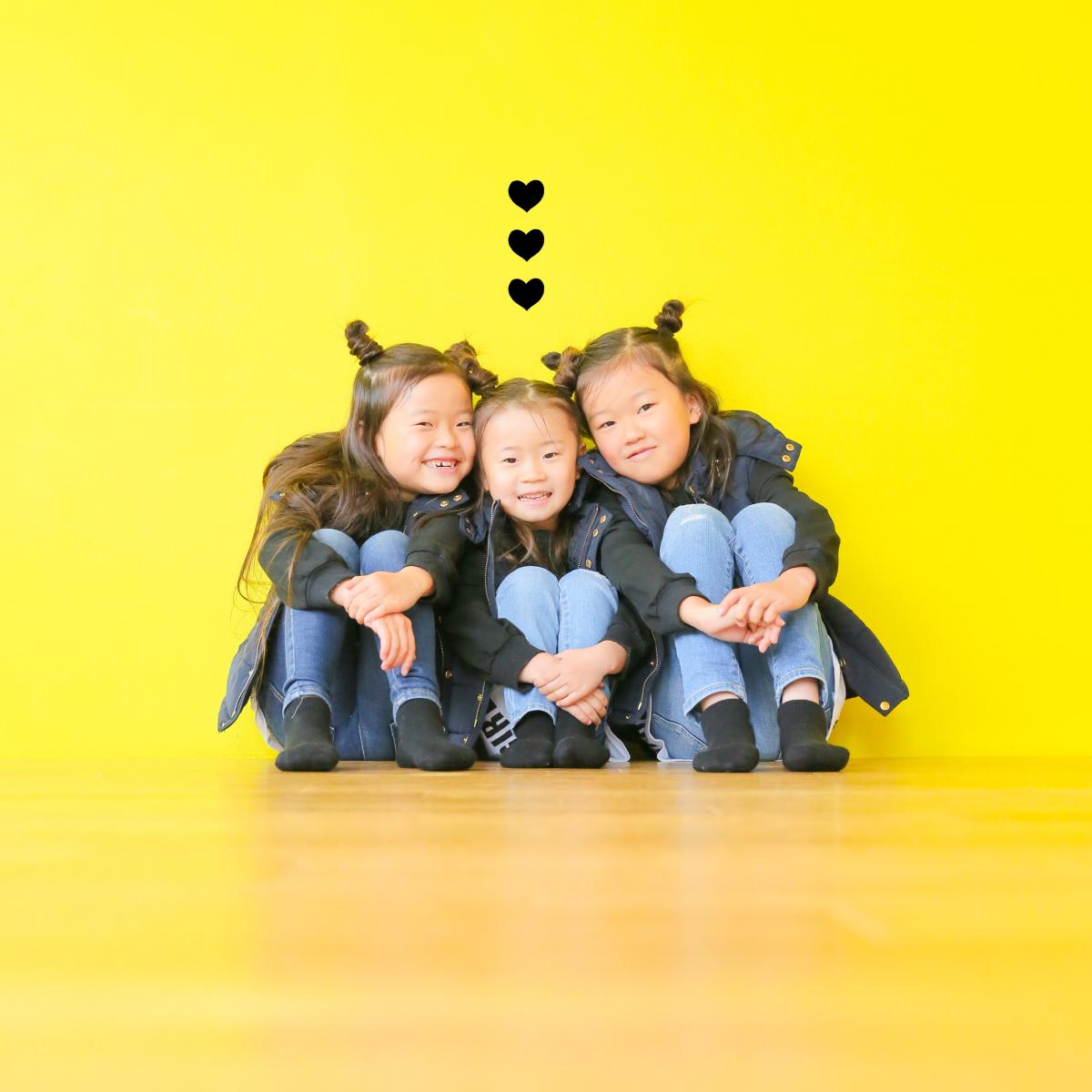 ファミリー　家族写真　3姉妹フォト　お揃い　カラフル　フォトスタジオ　ハピスタ