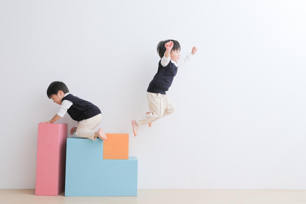 兄弟フォト　記念写真　カラフル　ジャンプ　キッズフォトスタジオ　ハピスタ