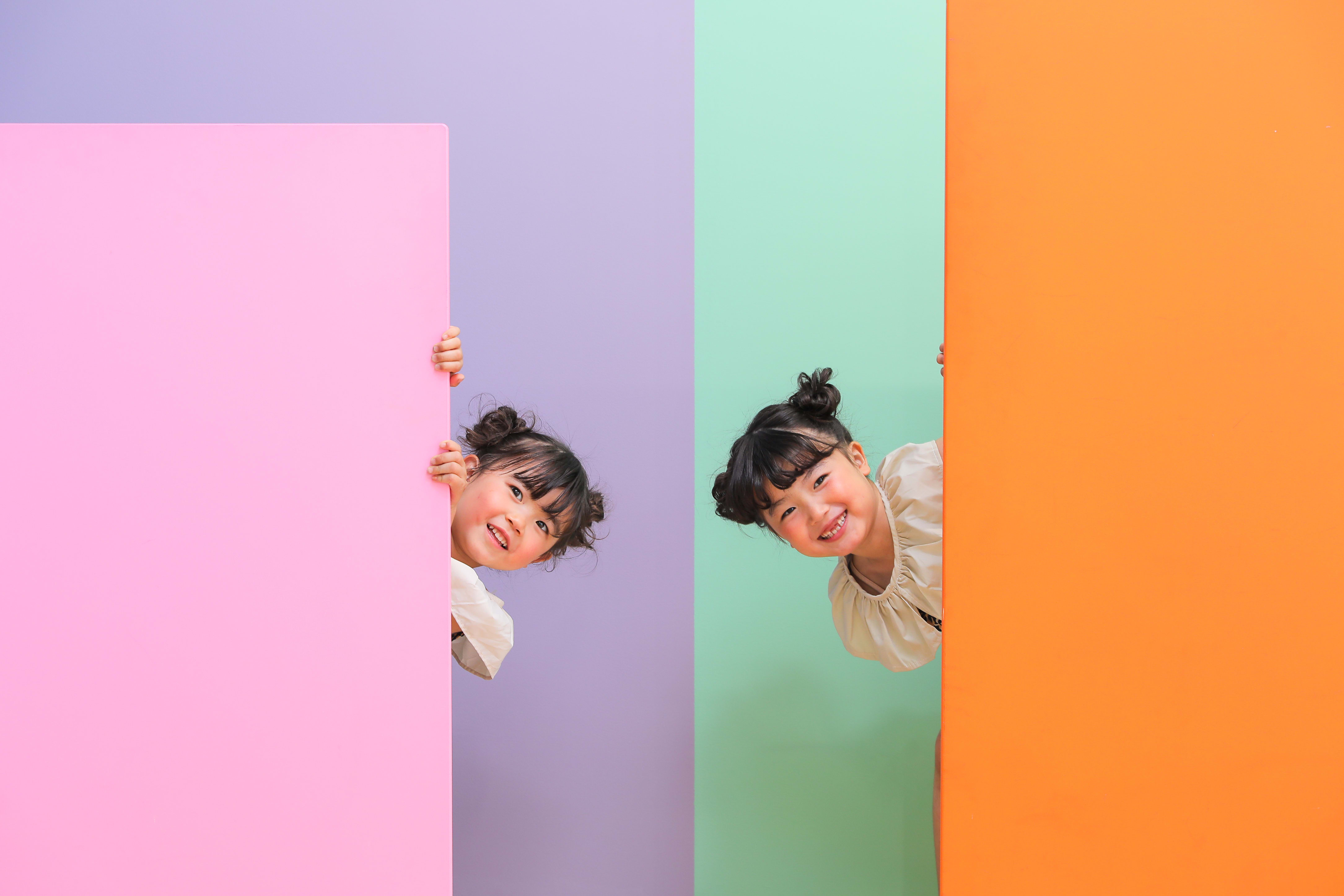 バースデー　お誕生日　女の子　姉妹　カラフル　お揃いのヘアー　キッズ写真　HAPISTA