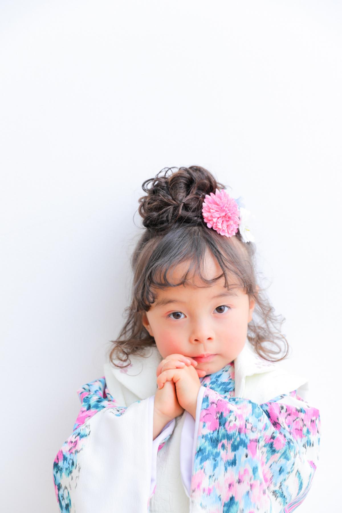 七五三　3歳女の子　可愛い　カラフル　キッズフォトスタジオ　ハピスタ