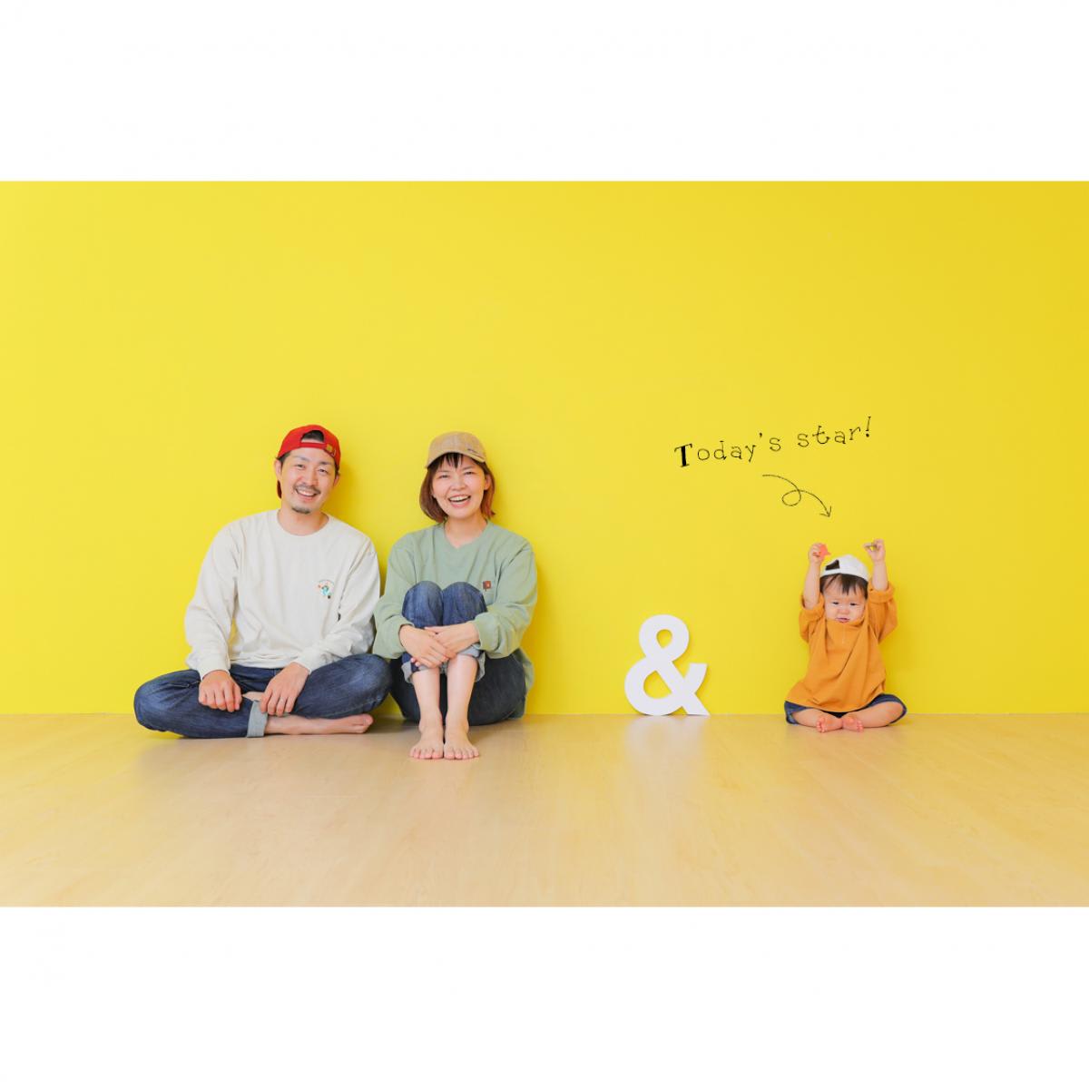 ファミリー　家族写真　カラフル　フォトスタジオ　ハピスタ