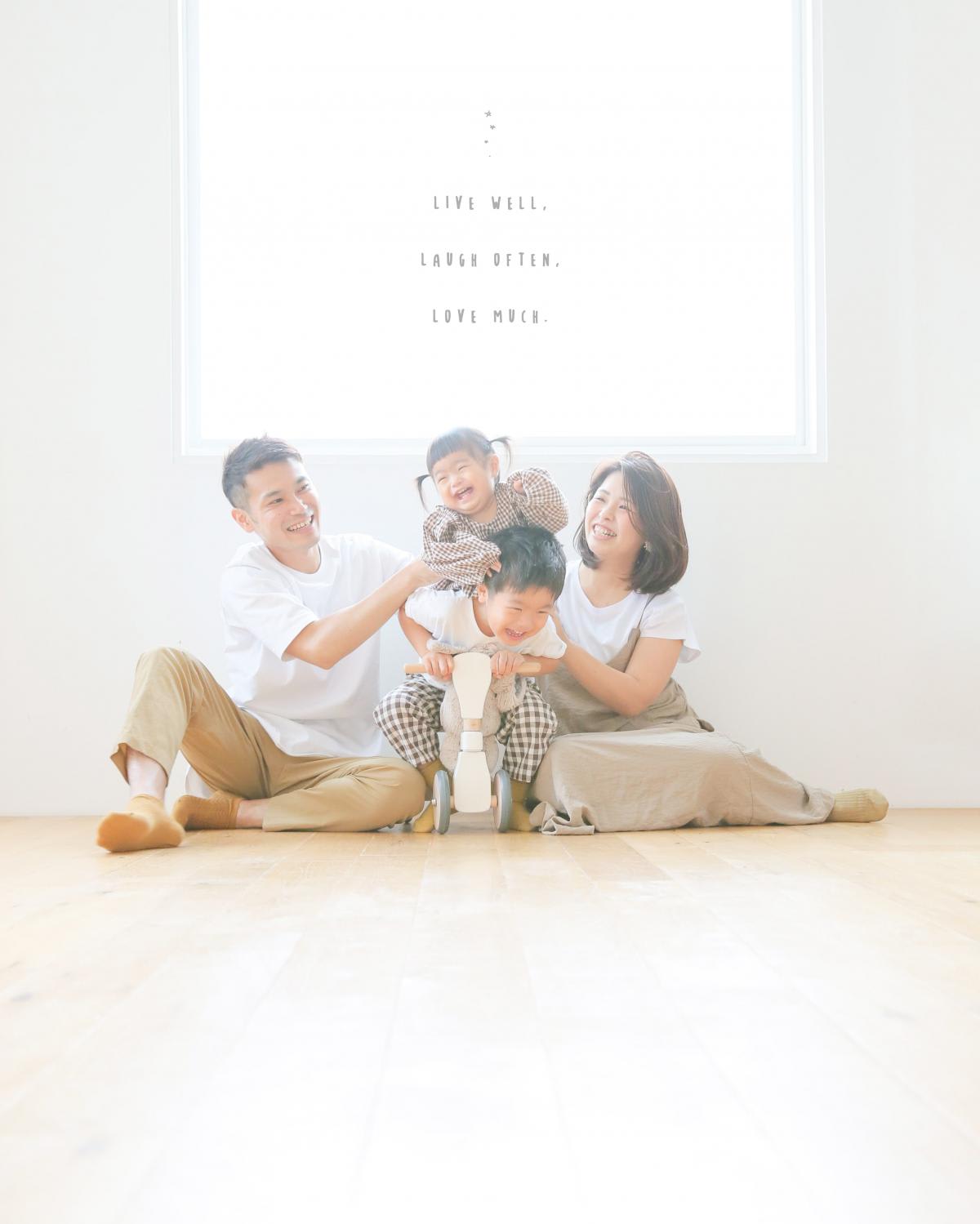 ファミリー　家族写真　カラフル　フォトスタジオ　ハピスタ