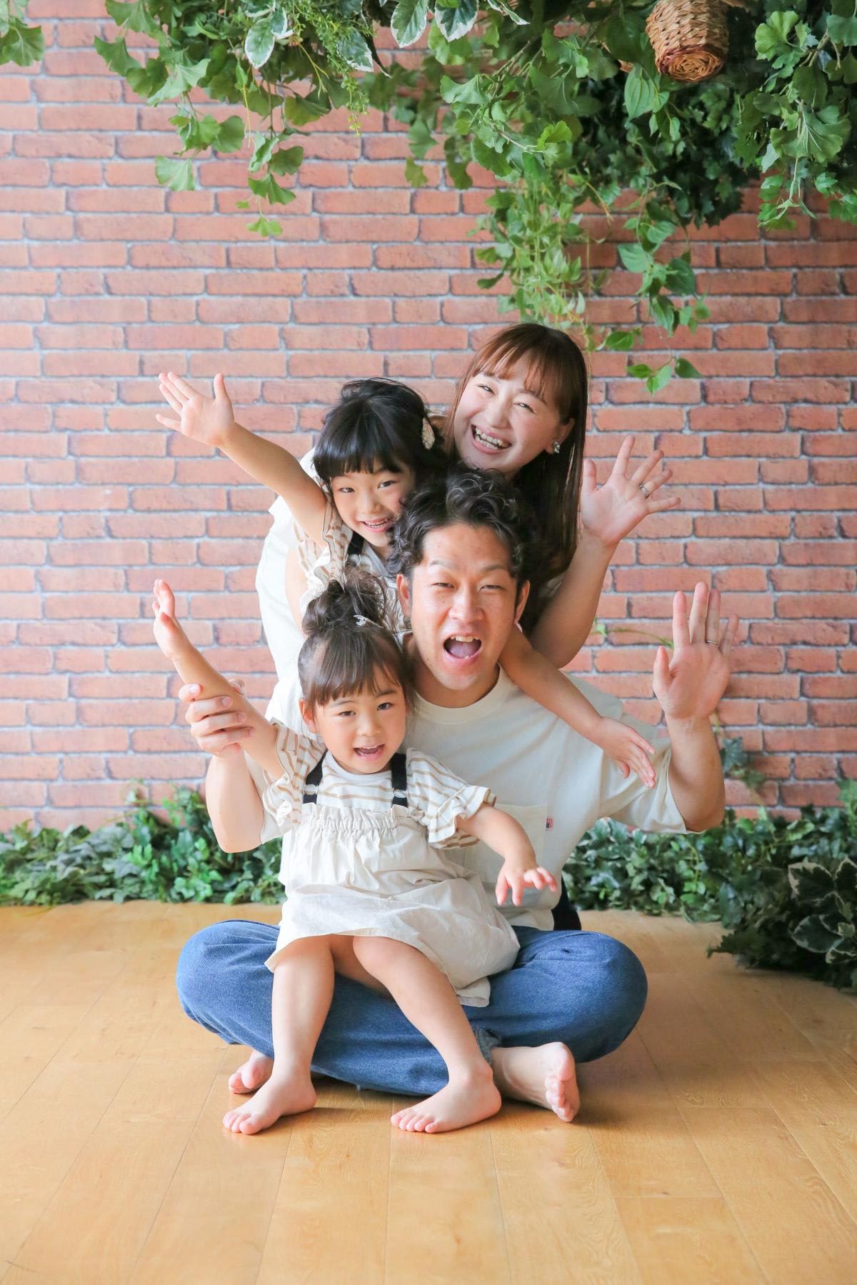 ファミリー　家族写真　姉妹フォト　フォトスタジオ　ハピスタ