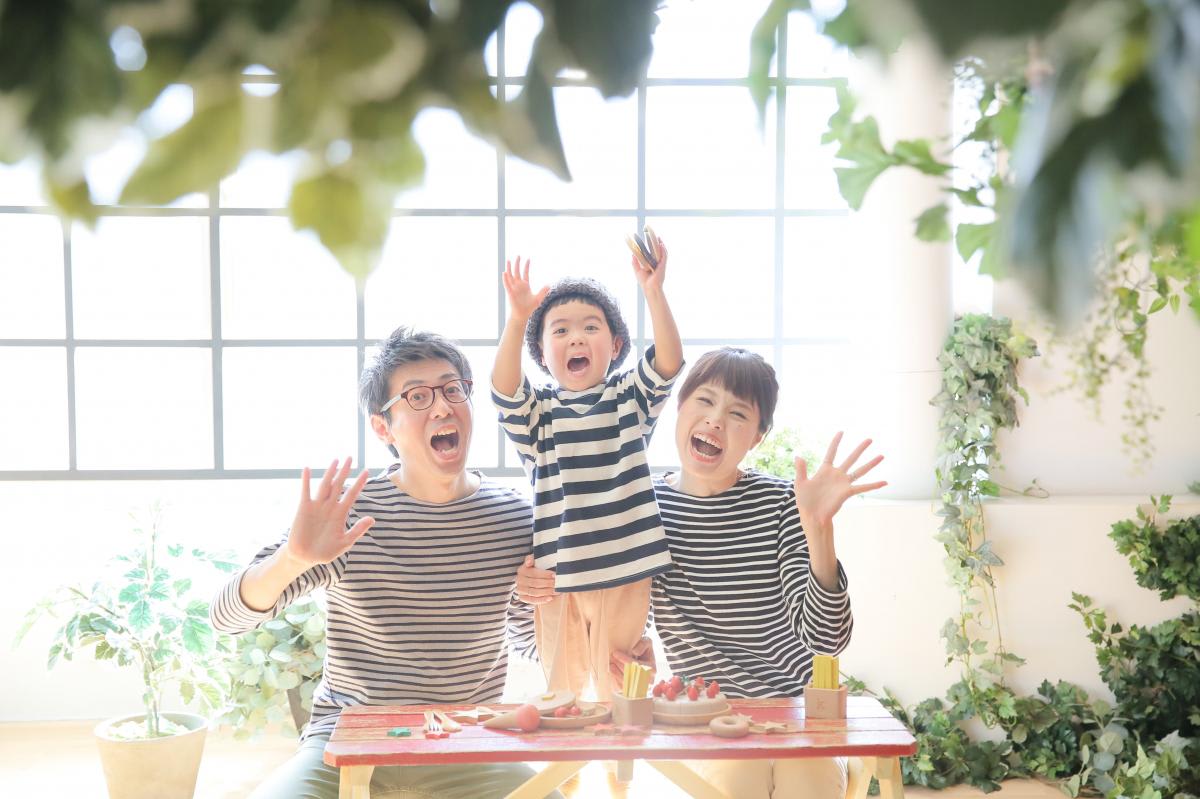 ファミリー　家族写真　カラフル　フォトスタジオ　ハピスタ