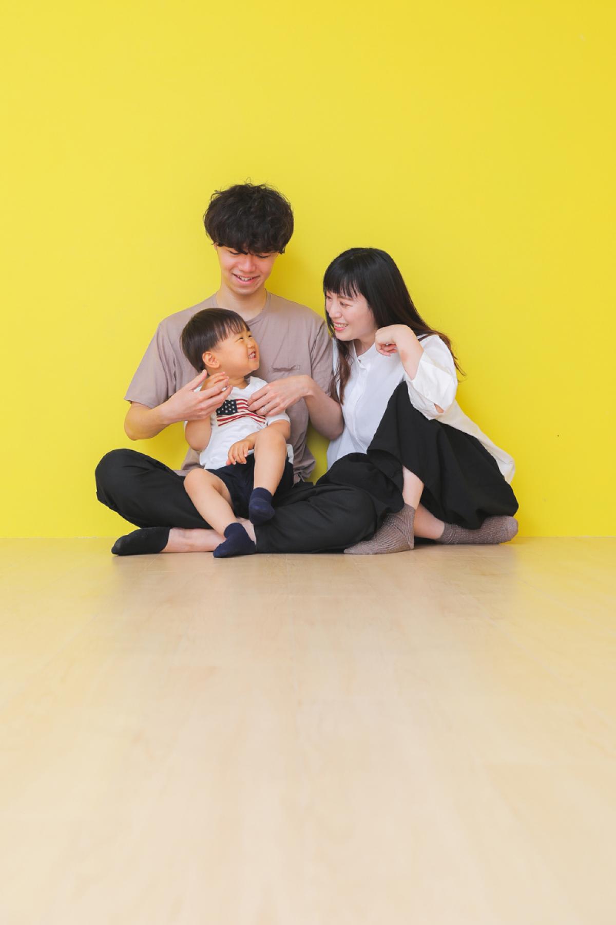 ファミリー　家族写真　カラフル　フォトスタジオ　ハピスタ