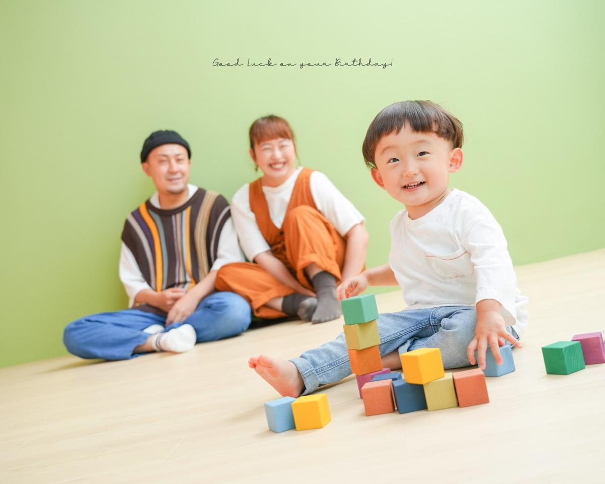 ファミリー　家族写真　カラフル　フォトスタジオ　ハピスタ