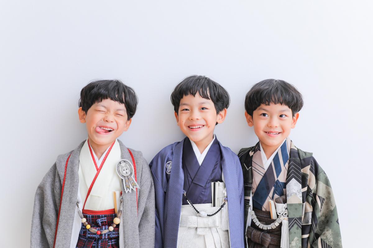 七五三　5歳男の子　兄弟フォト　記念写真　カラフル　キッズフォトスタジオ　ハピスタ