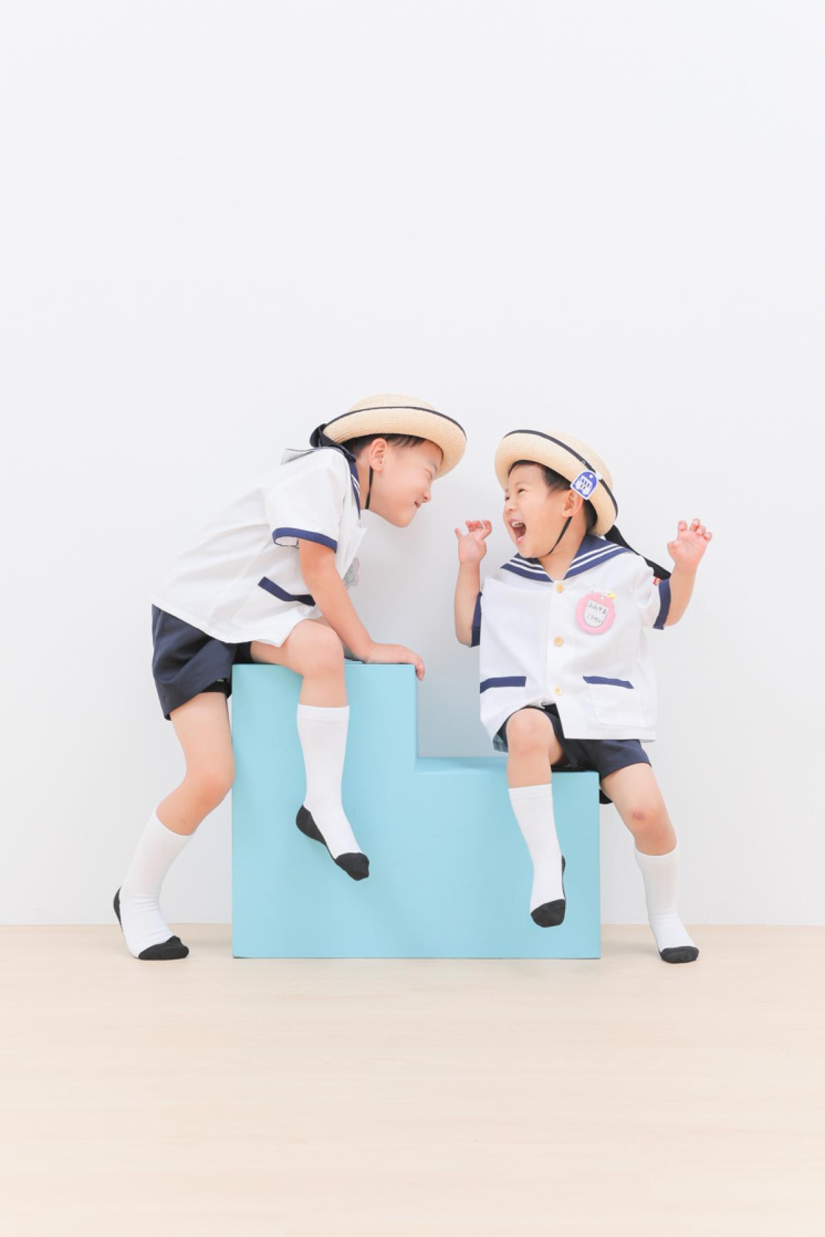 兄弟フォト　記念写真　カラフル　キッズフォトスタジオ　ハピスタ