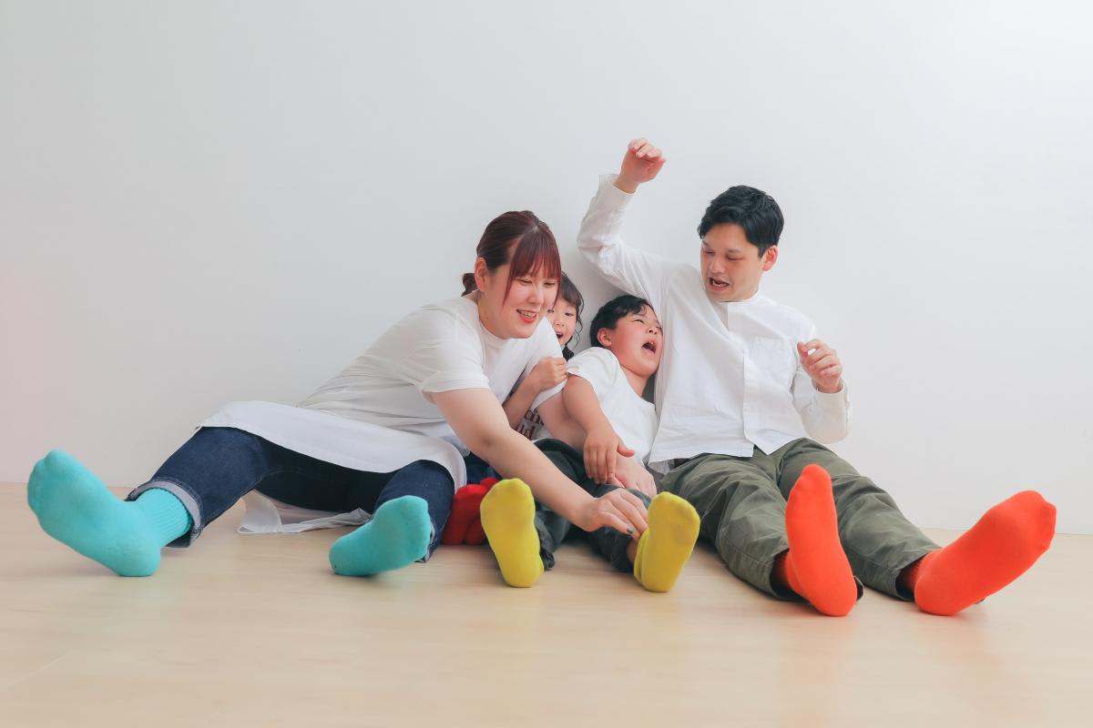 ファミリー　家族写真　カラフル　フォトスタジオ　ハピスタ