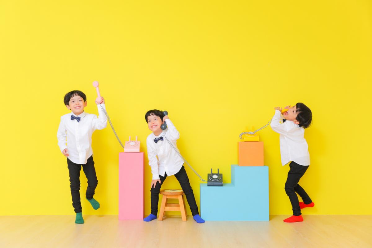 兄弟フォト　記念写真　カラフル　キッズフォトスタジオ　ハピスタ